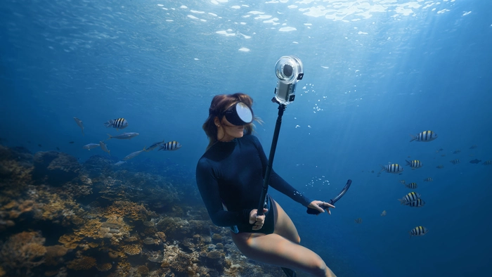 The diving case and the selfie stick are invisible in the final footage for incredible third person videos.